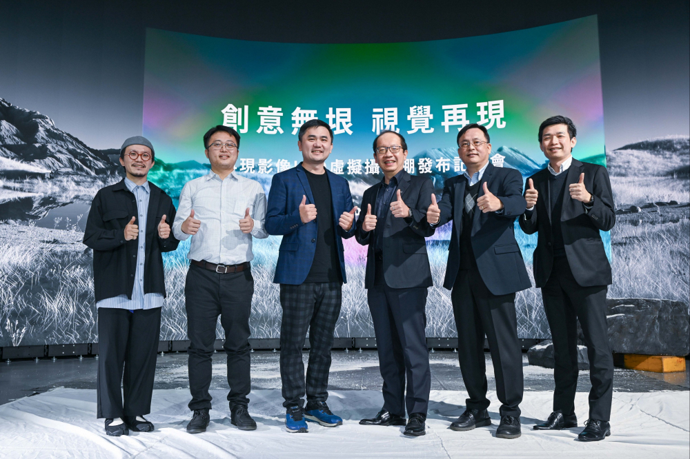 友達光電與再現影像攜手，於中影製片廠建置全台首座提供嶄新一站式整合服務的LED虛擬製作攝影棚（圖左至右：再現影像視覺總監郭憲聰、再現影像營運總監黃棨雋、再現影像藝術總監與導演紀柏舟、友達光電技術長廖唯倫、友達光電系統設計製造服務事業總部副總經理曾天龍、友達光電系統產品事業資深處長蘇聖倫）
