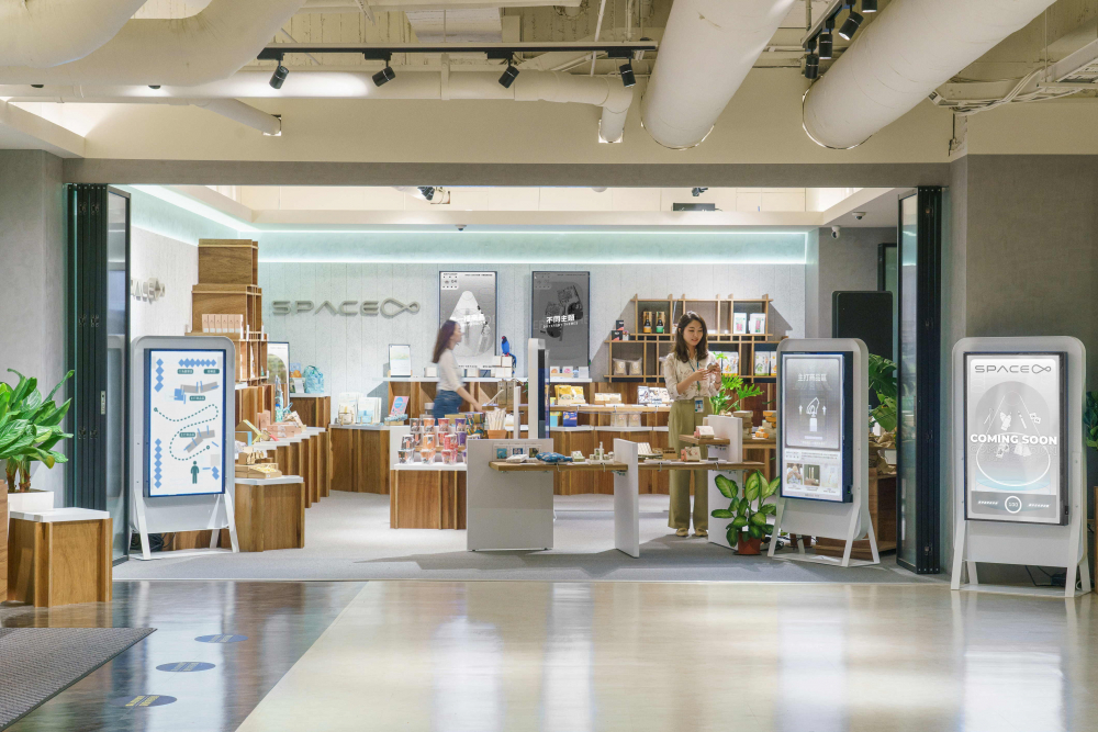友達打造永續選物商店，展示社企及社創商品，結合創利空間所開發的智慧零售系統，整合多元產品資訊，讓無人商店扮演公益行動的推手