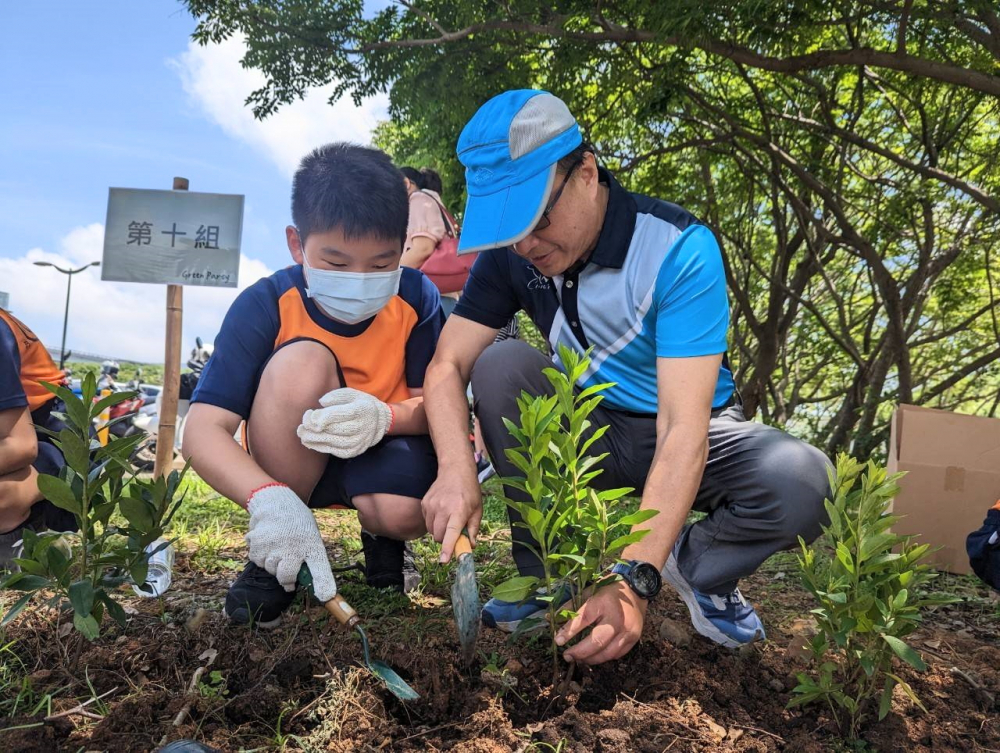 友達綠色志工及眷屬一起植下樹苗，親手打造綠帶景觀及動植物的友善棲息環境