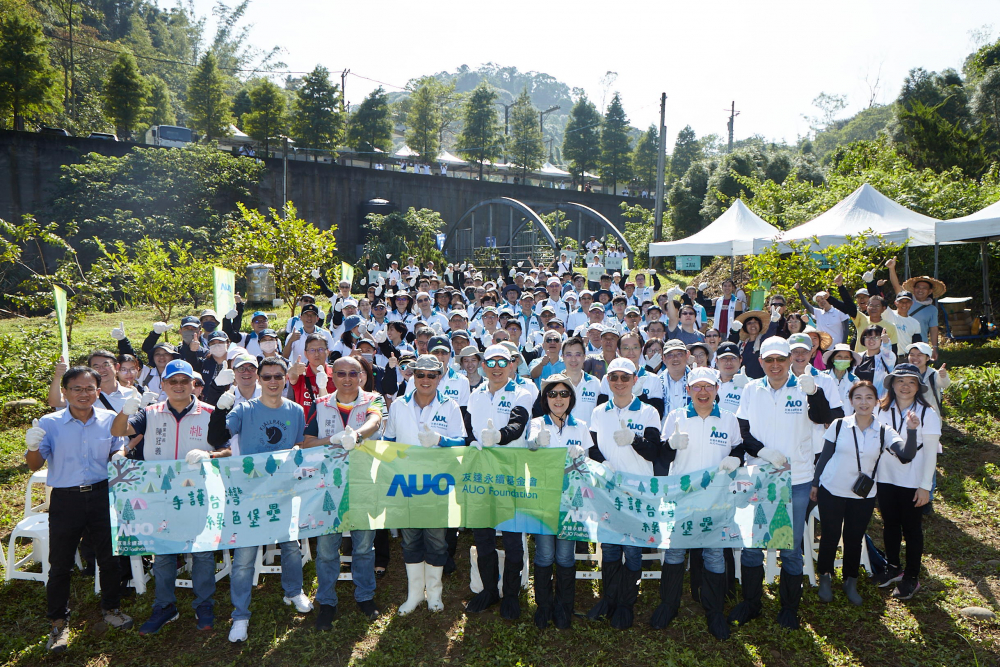 友達永續基金會集結超過200位志工，攜手移除外來入侵種小花蔓澤蘭，守護霄裡溪生物多樣性