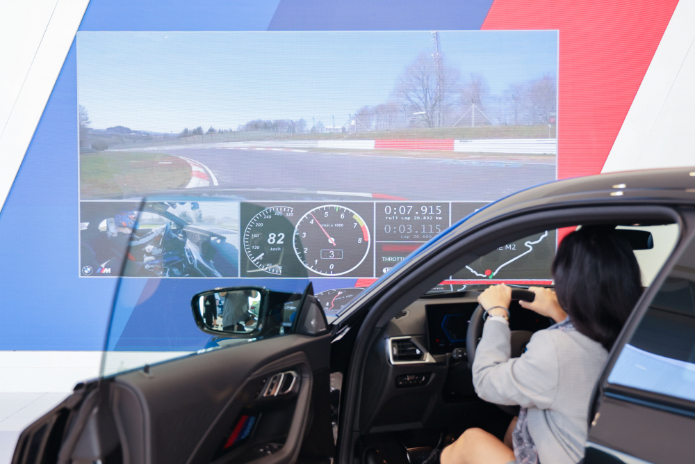 顧客按下虛擬Engine Start按鈕，啟動預選車款的引擎聲浪，螢幕同時呈現德國紐柏林賽道的試駕畫面，坐進車內一秒化身駕駛員馳騁奔騰