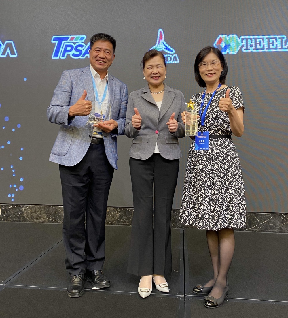 友達致力推動永續發展，於Touch Taiwan2024以3R策略貫穿Display、ESG展位實現綠色展覽目標之成果，Display展位獲綠色裝潢設計鑽質獎最高榮譽，ESG同獲金質獎殊榮。由經濟部長王美花（中）親自頒予友達光電董事長彭双浪（左）、友達光電永續長古秀華（右）