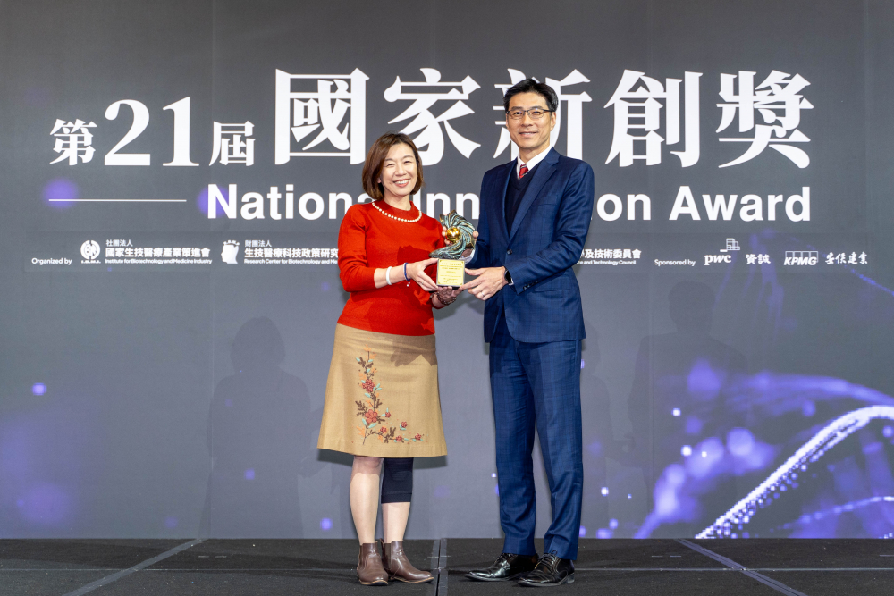 友達旗下子公司友達耘康與達擎分別以「中醫數位化檢測解決方案」及「寬視角3D醫療顯示器」獲得第二十一屆國家新創獎「智慧醫療與健康科技」類別的「企業新創獎」與「國家新創精進獎」兩項殊榮。圖左為衛生福利部政務次長林靜儀、圖右為友達光電智慧醫療事業群總經理廖世宏